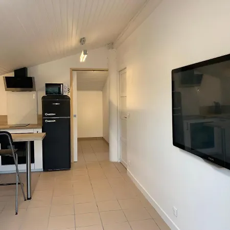Climatise Avec Terrasse Et Parking Clos A Apartman *